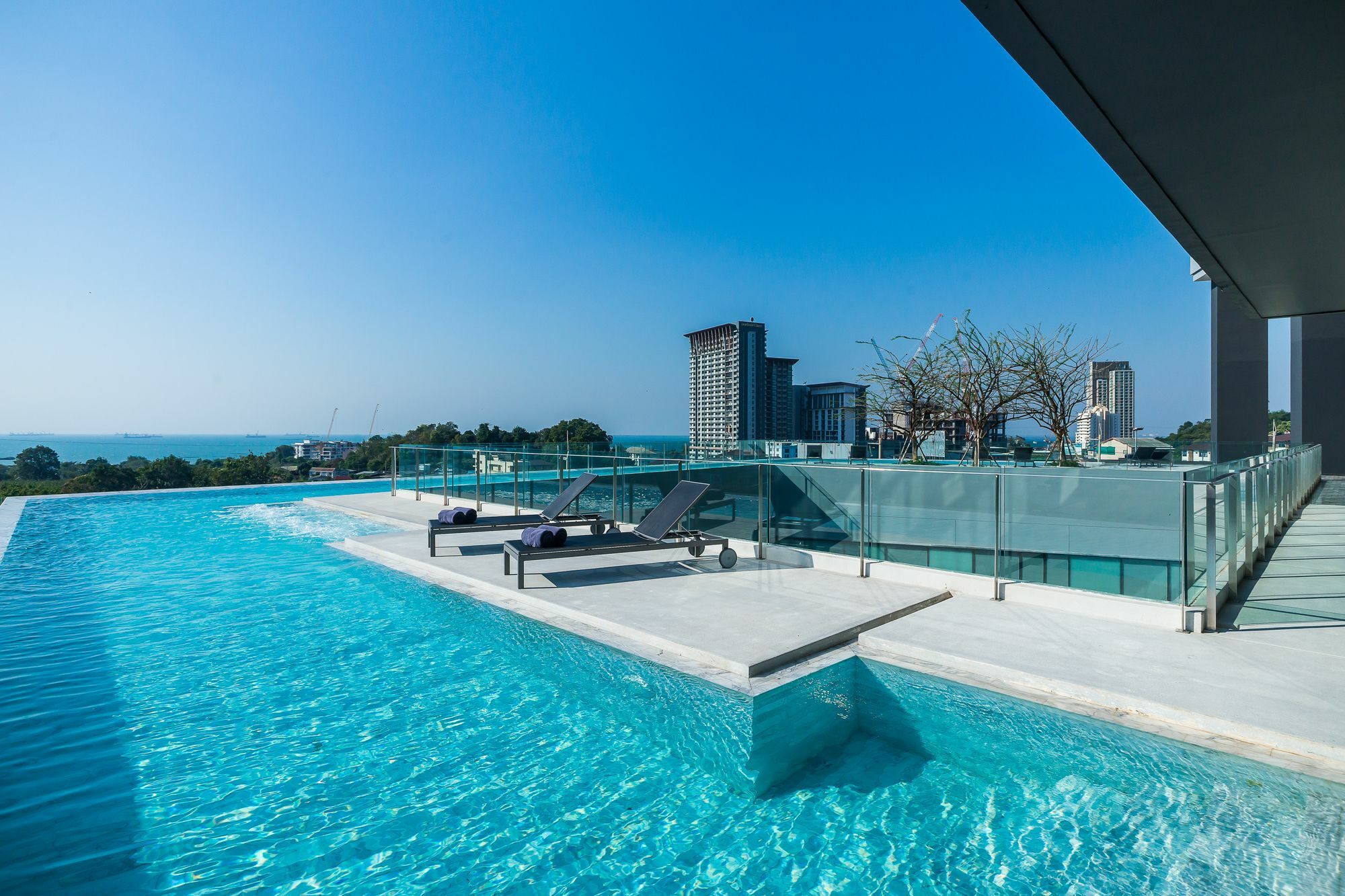 Arize Hotel Sri Racha Si Racha Bagian luar foto